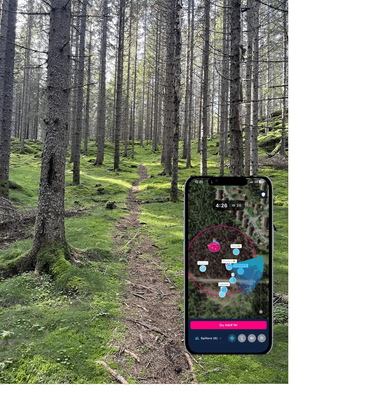 Spillere i skogen med MEGAHARN-kart på telefonen